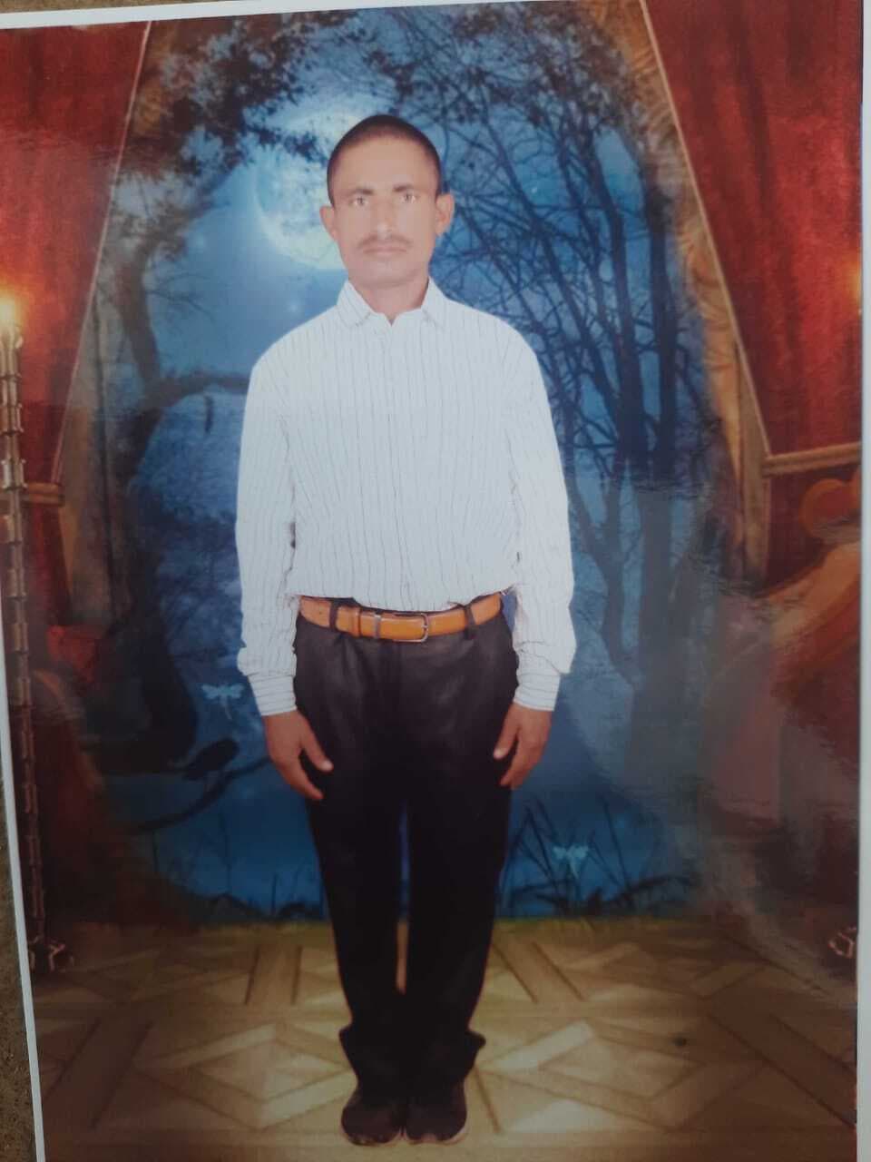 नदी किनारे गड्ढे में मिला युवक का शव, हत्या का आरोप