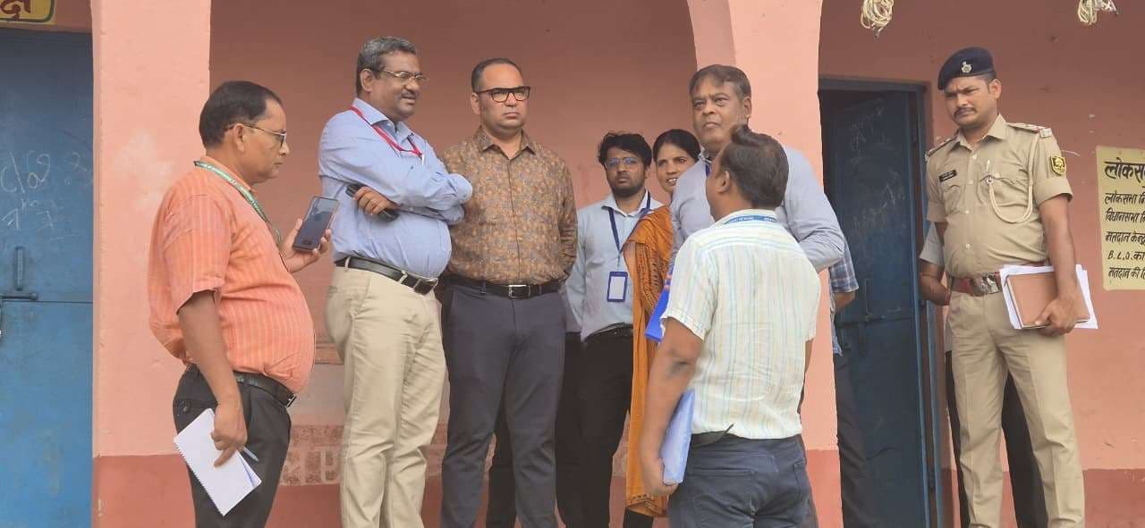 दिव्यांग व बुजुर्ग मतदाताओं की सुविधा का रखें विशेष ध्यान