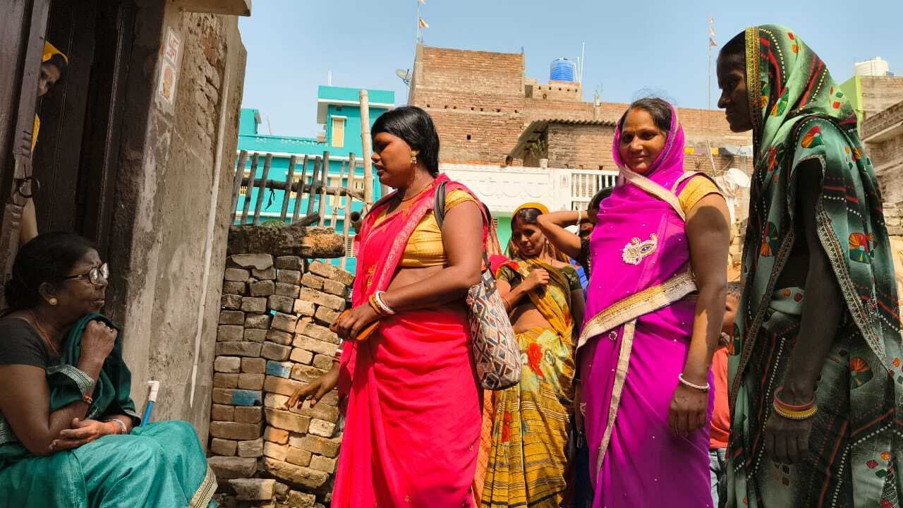 घर-घर जाकर मतदाताओं को जागरूक कर रही जीविका दीदियां