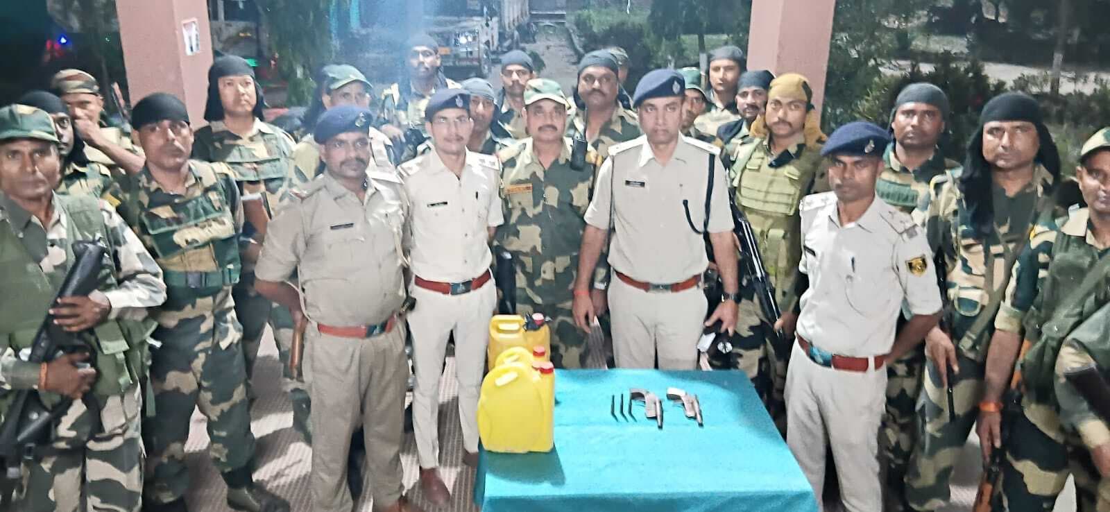 दो कट्टा, तीन कारतूस व 15 लीटर शराब बरामद, बाइक भी जब्त