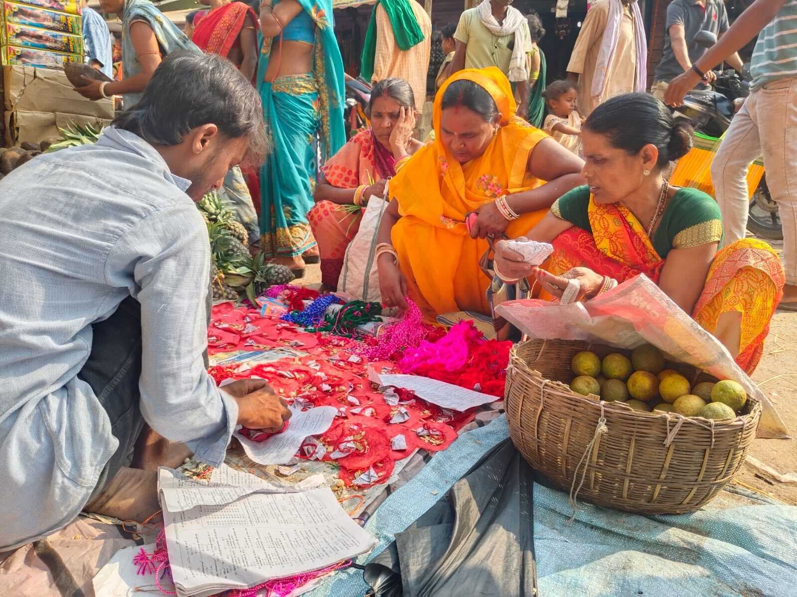 Madhubani News : आस्था के रंग में रंगा बाजार, खरीदारों को उमड़ी भीड़