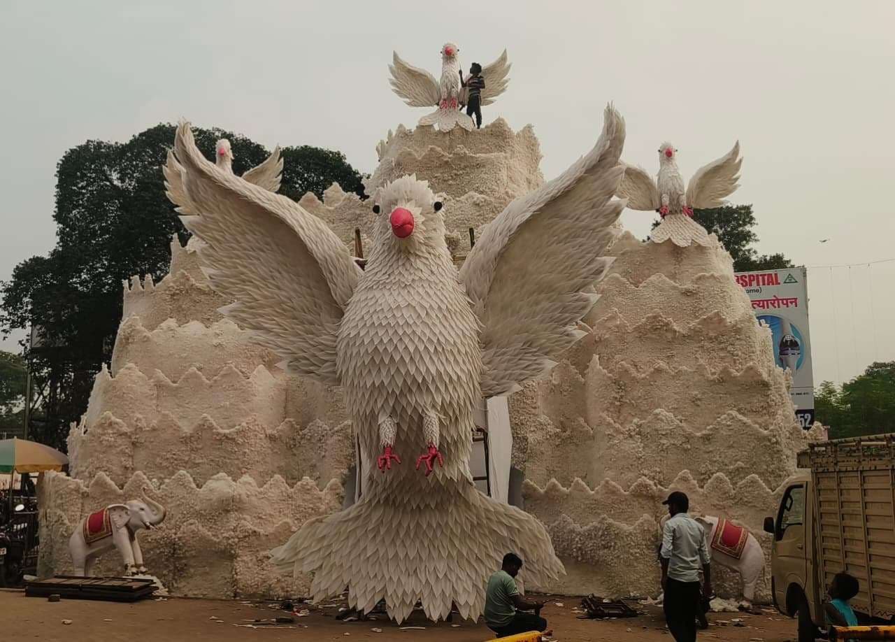 Giridih News :नव भारत संघ का रुई से बना पंडाल लोगों को कर रहा आकर्षित