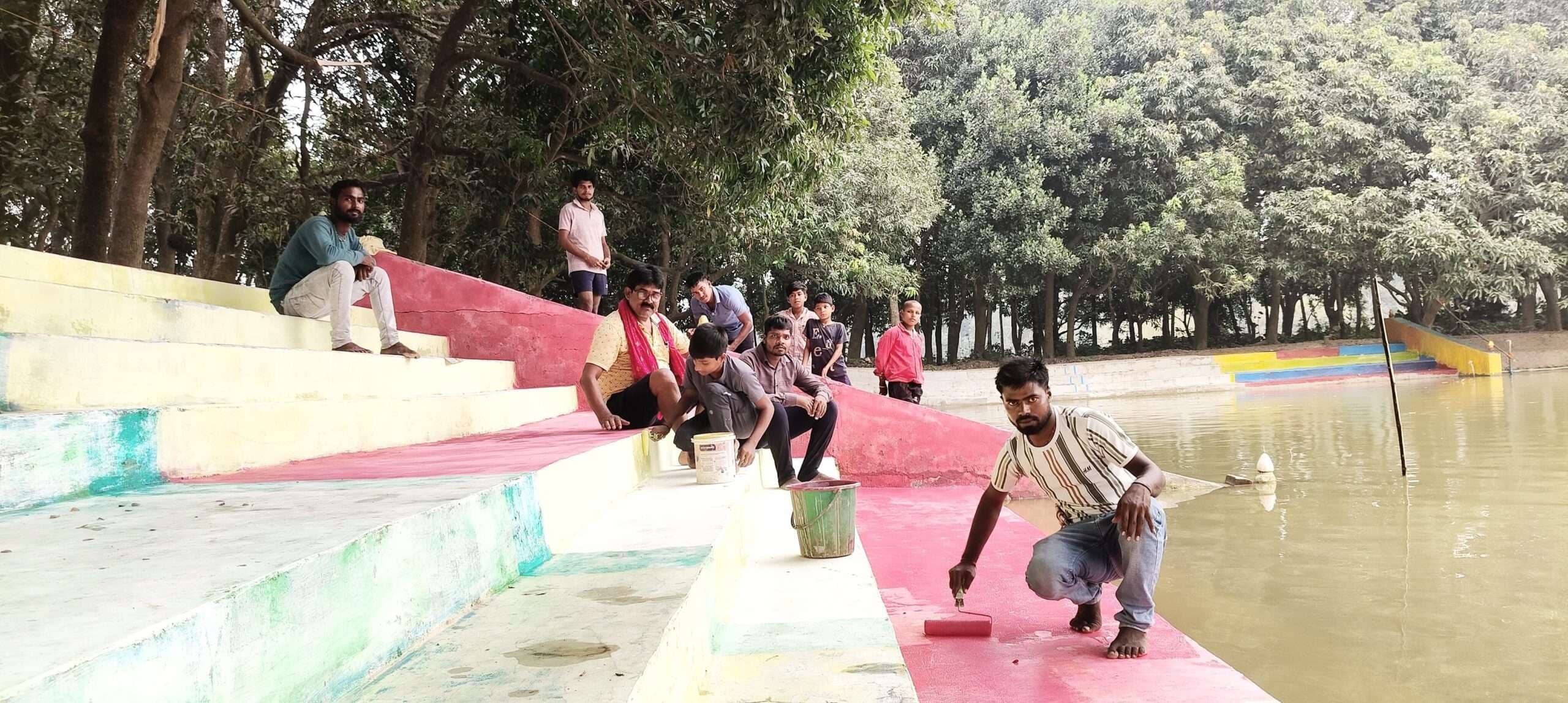 महापर्व छठ को लेकर श्रद्धालुओं ने की घाट की सफाई