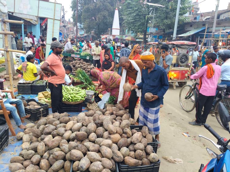 पूजन सामग्री की खरीदारी को लेकर उमड़ी बाजार में लोगों की भीड़