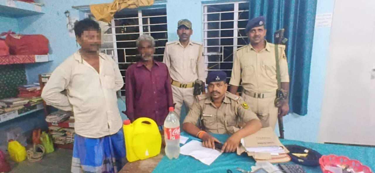 सात लीटर देसी शराब के साथ दो तस्कर गिरफ्तार