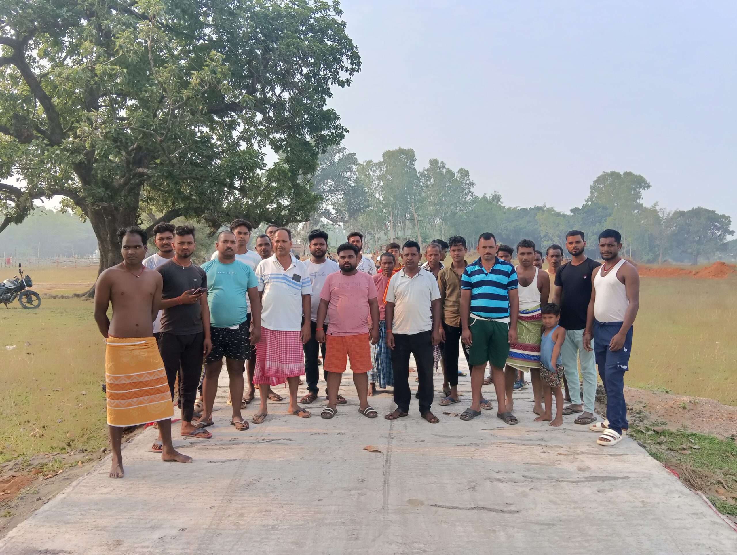 Giridih News :ढलाई के साथ ही पीसीसी में पड़ी दरार, विरोध