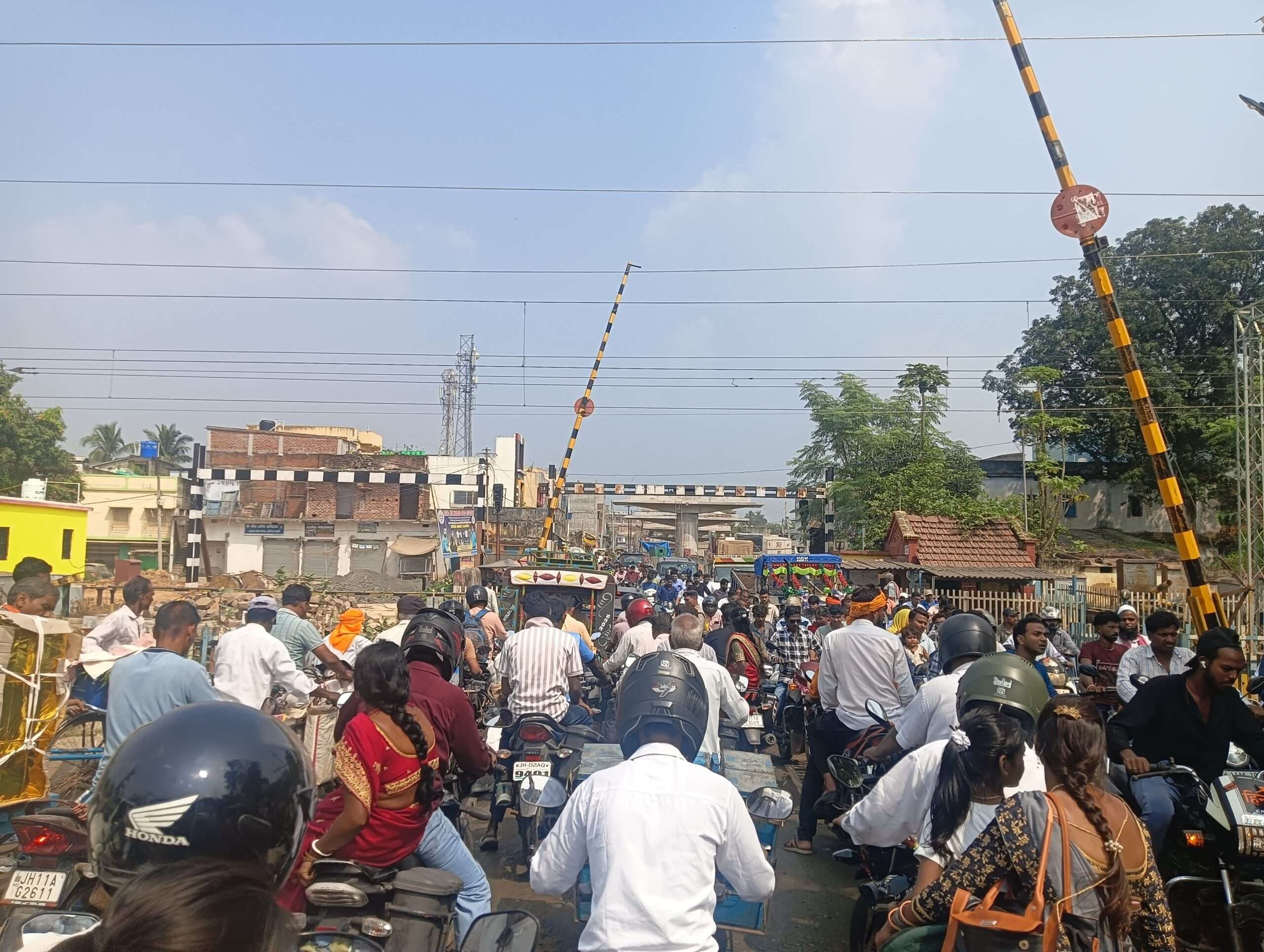 Giridih News :रेलवे फाटक के पास जाम से लोगों को परेशानी