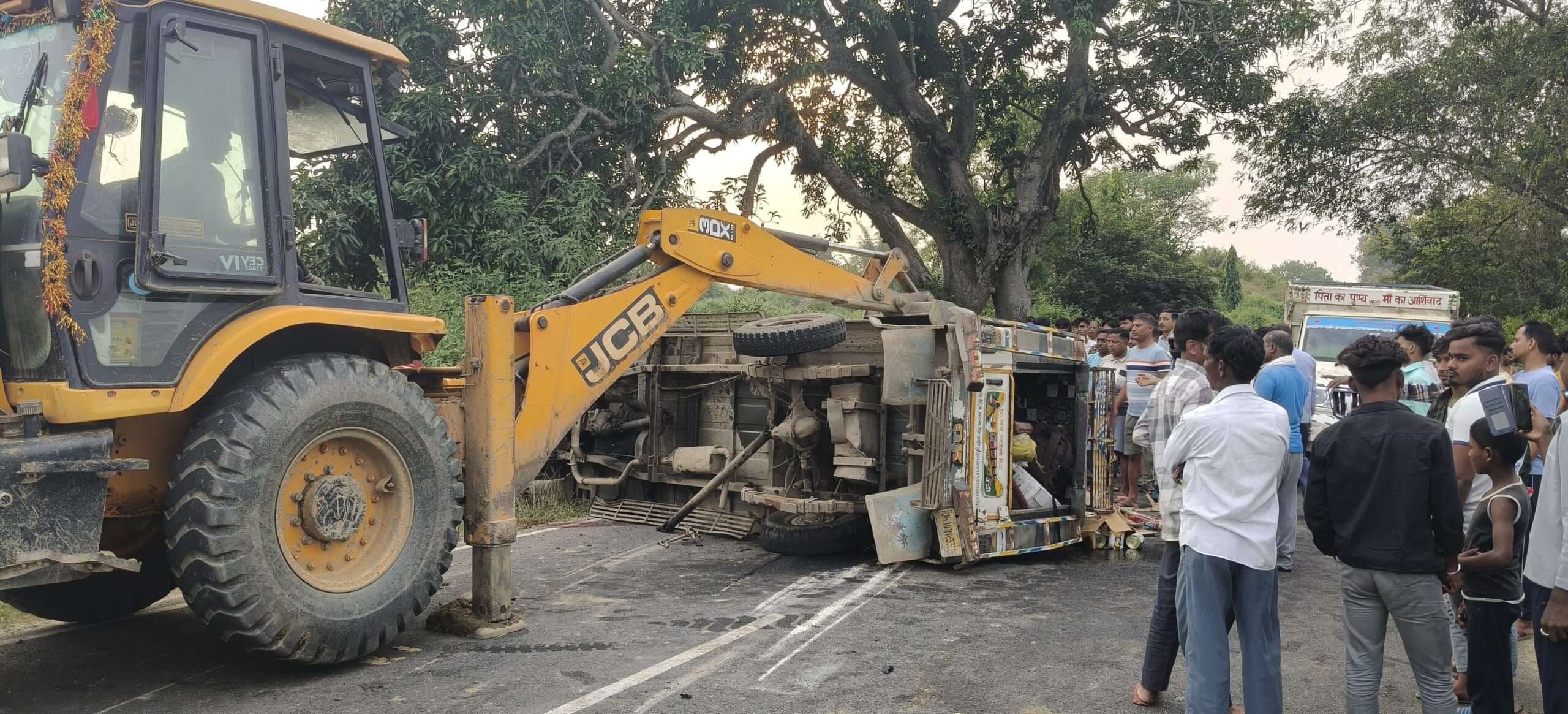 Giridih News :बेकाबू पिकअप वैन सड़क पर पलटा