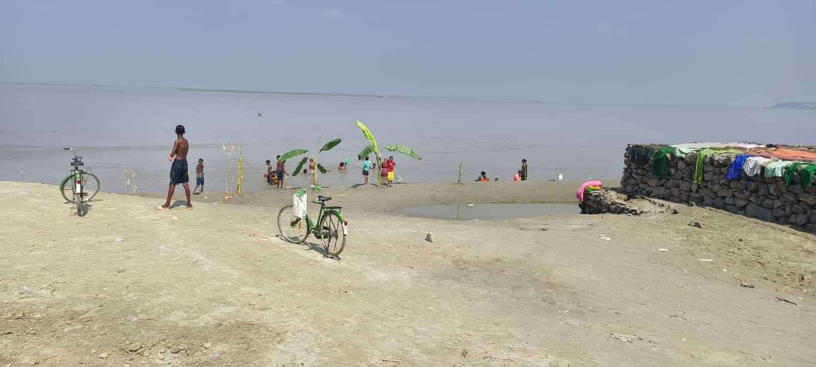 गंगा घाटों पर की गयी बैरिकेडिंग, जवान हुए तैनात