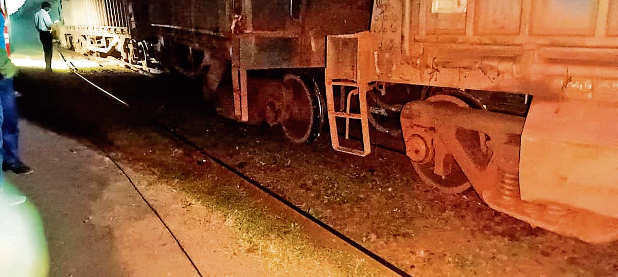 Chaibasa News : गुवा सेल साइडिंग में मालगाड़ी की चार बोगियां पटरी से उतरीं