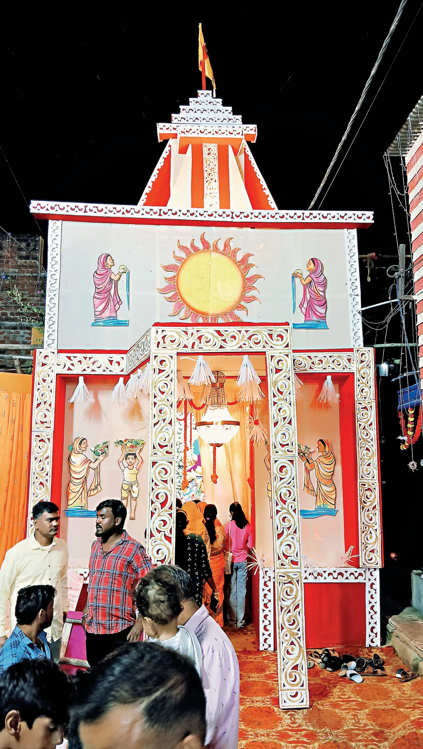 Chaibasa News : चक्रधरपुर में सजी भगवान सूर्य की प्रतिमा, भक्तों ने पूजा कर समृद्धि मांगी