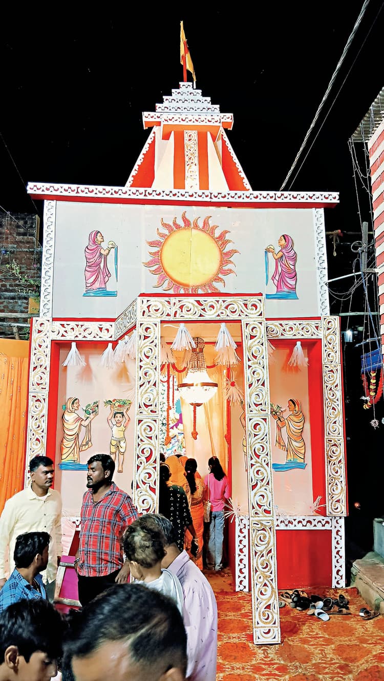 Chaibasa News : चक्रधरपुर में सजी भगवान सूर्य की प्रतिमा, भक्तों ने पूजा कर समृद्धि मांगी