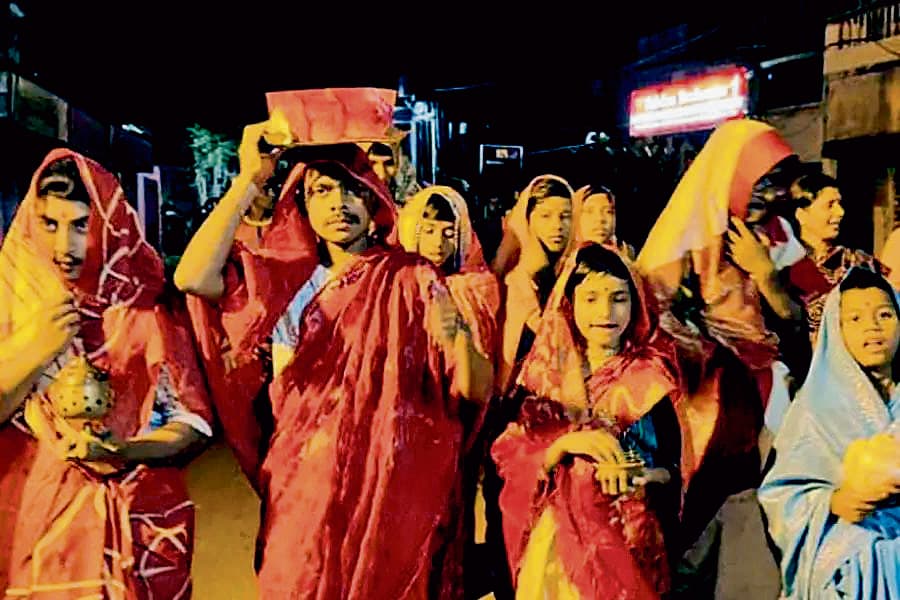 जगद्धात्री पूजा में पुरुष धरते हैं महिलाओं का वेश, निभाते हैं सदियों पुरानी रस्म