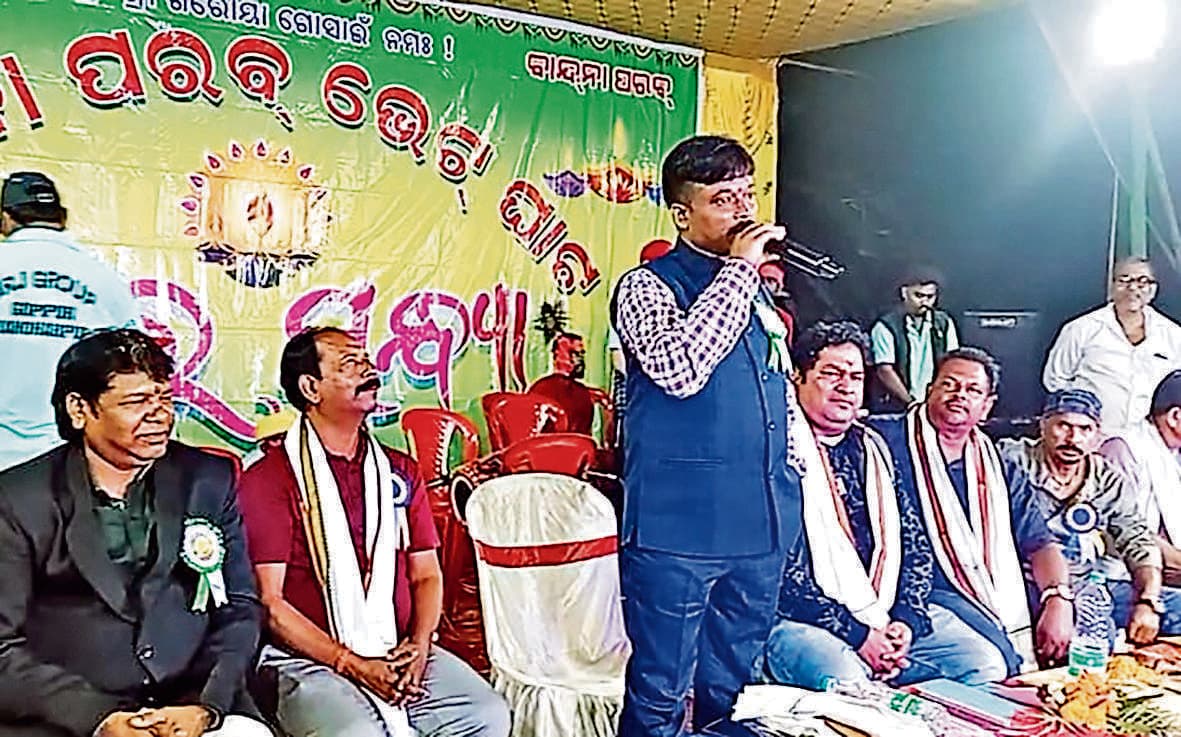 Chaibasa News : महेश्वरपुर गांव में झूमर संध्या का आयोजन, देर रात तक झूमते रहे ग्रामीण