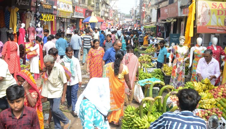 Dhanbad News: बाजारों में उमड़े खरीदारी, महंगाई पर आस्था भारी