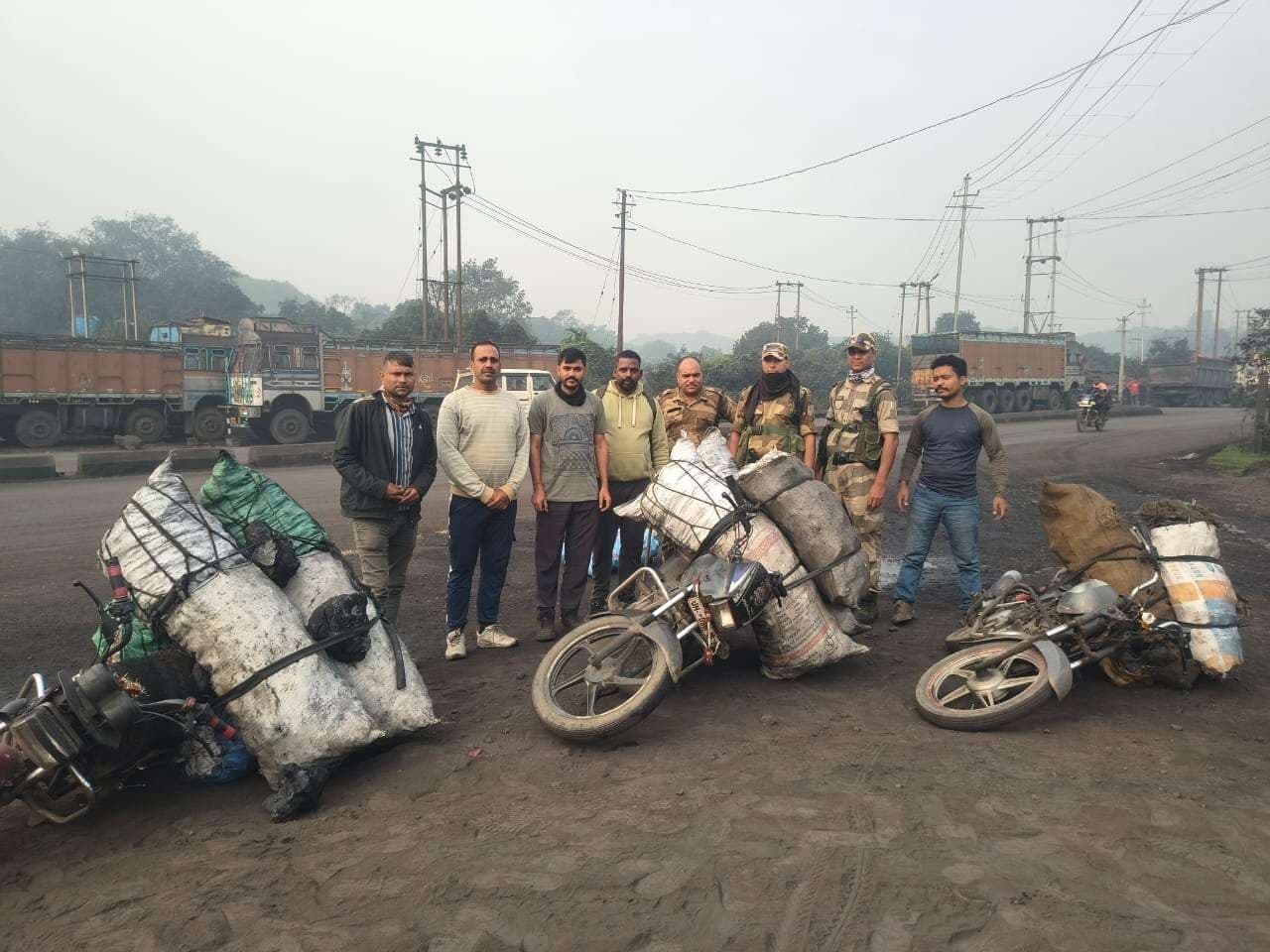 Bokaro News: : तीन बाइक, एक टेंपो और 900 किलो कोयला जब्त