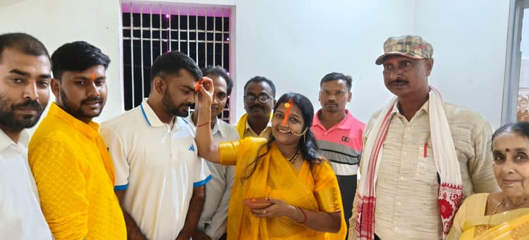 Bokaro News : डुमरी विधायक जयराम ने ग्रहण किया खरना का प्रसाद