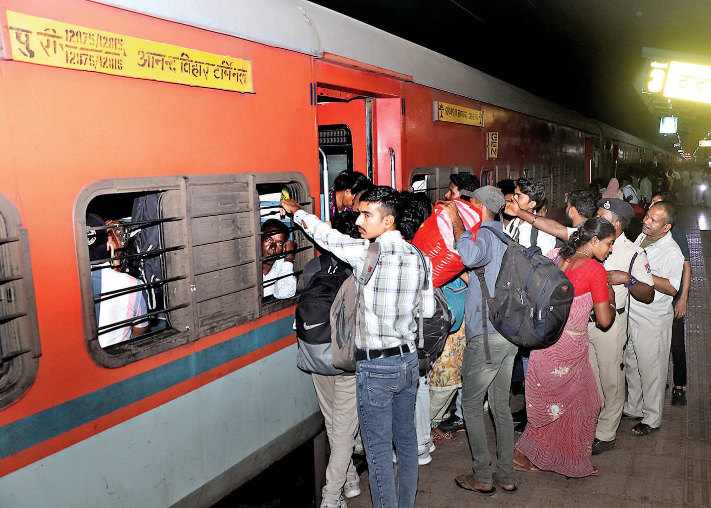 Jamshedpur News : खरना के दिन भी टाटा-कटिहार, आरा व पुरी-आनंद विहार ट्रेन में दिखी भीड़