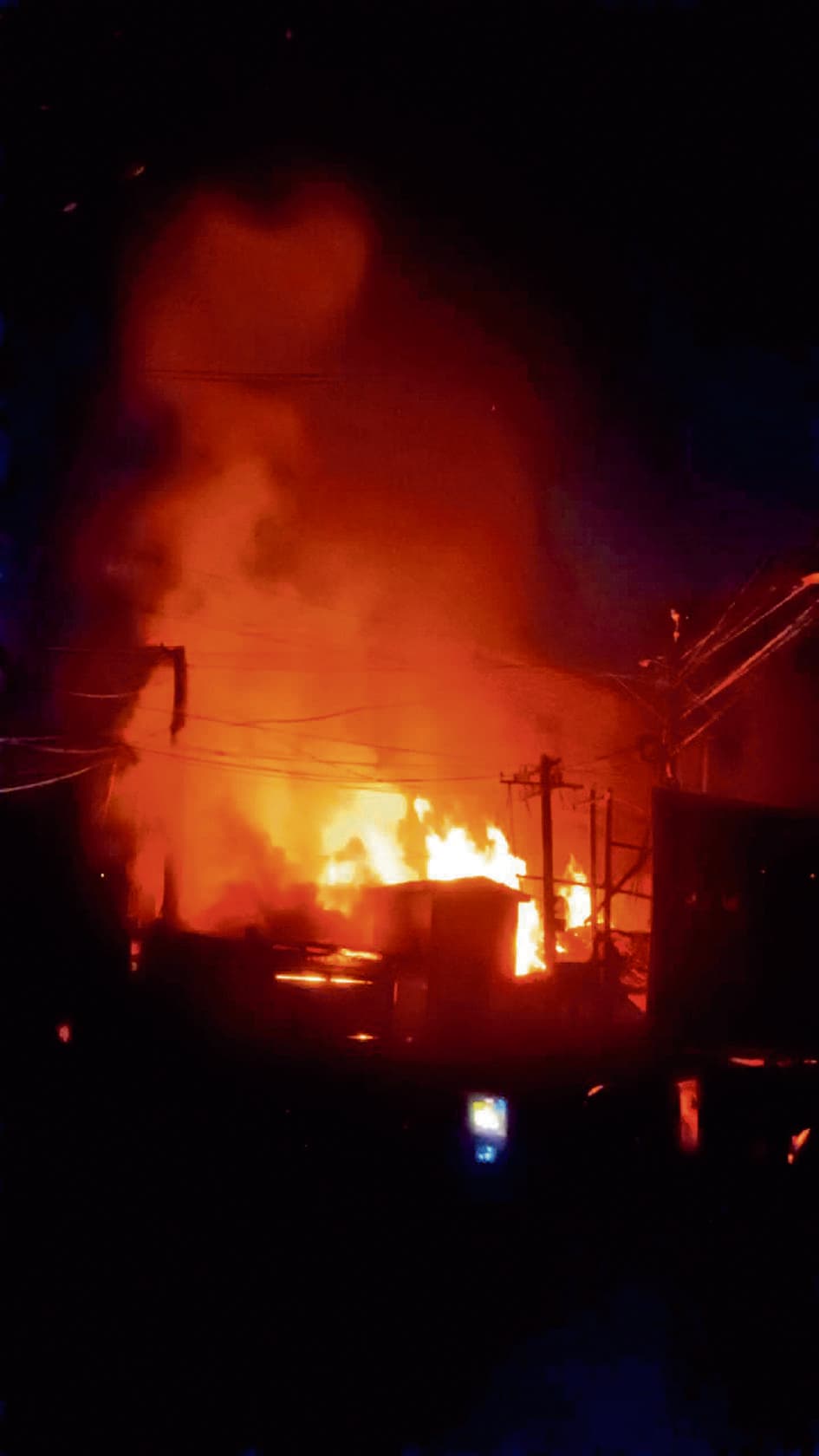 मानिकतला में लगी भीषण आग  अफरा-तफरी