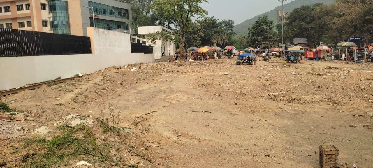 Jamshedpur News : एमजीएम मेन गेट के पास बनेगी पार्किंग, गेट से हटेंगी दुकानें