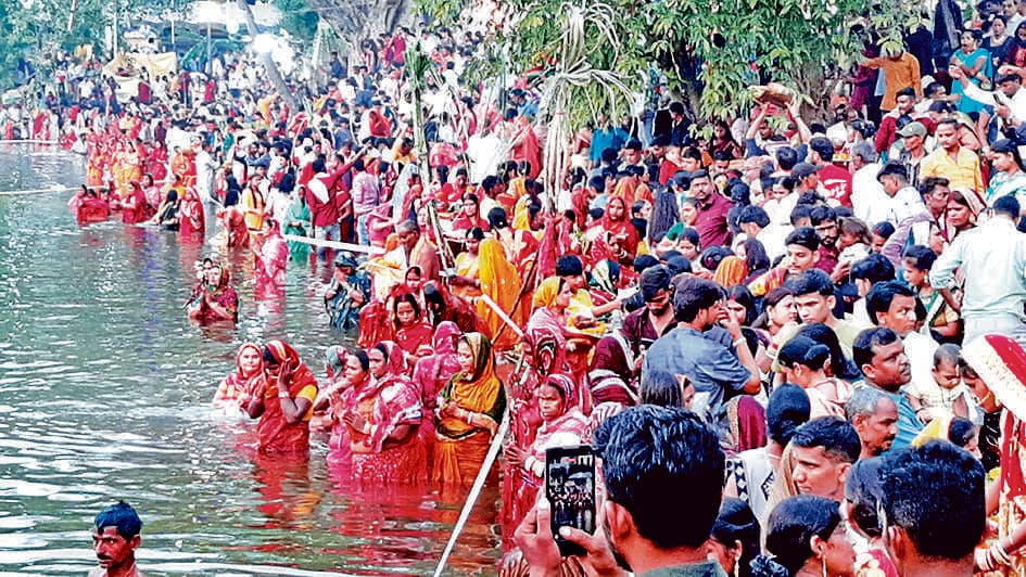 पानागढ़ में सूर्यदेव को अर्घ्य देने उमड़ा जनसैलाब