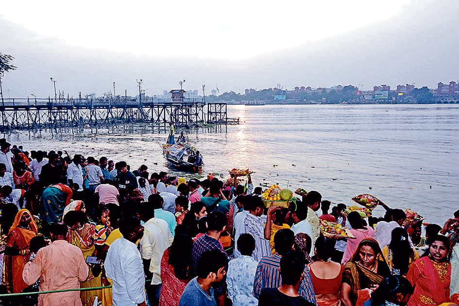 कोलकाता में दिखा मिनी बिहार, गंगा घाटों पर उमड़ी आस्था की भीड़, छठ गीतों से गूंजा महानगर