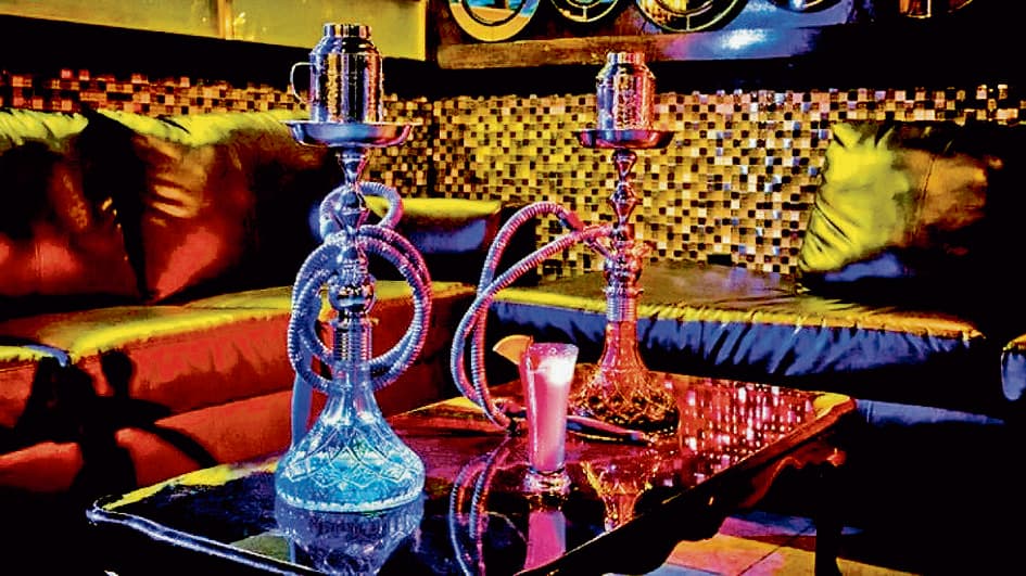 कैफे की आड़ में चल रहा था हुक्का पार्लर, विरोध करने पर वृद्ध को पीटा