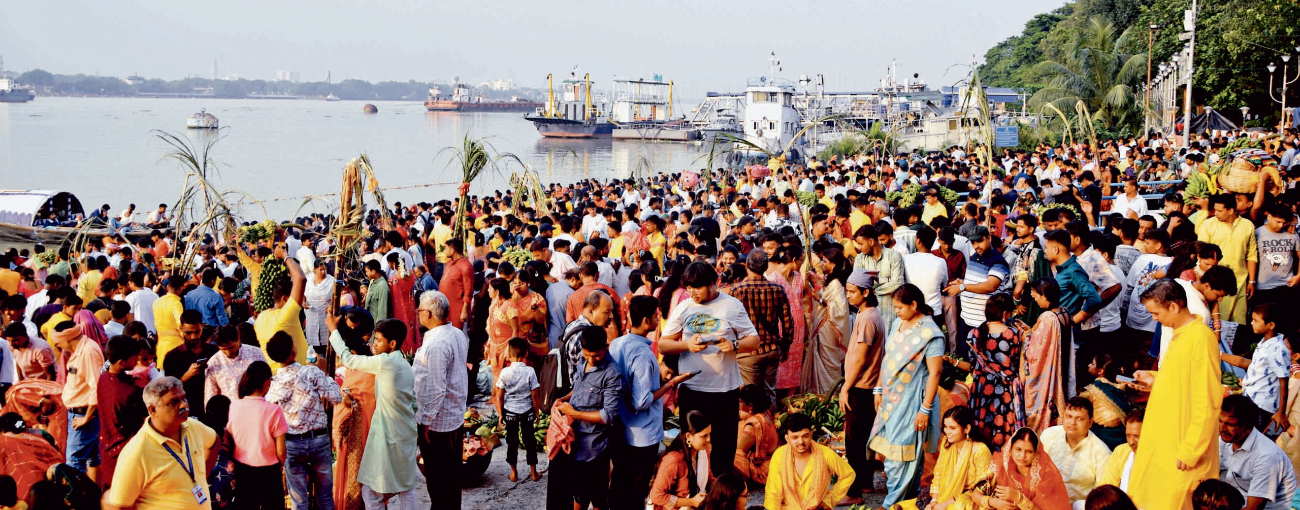 छठ पूजा में लाखों लोग हुए शामिल