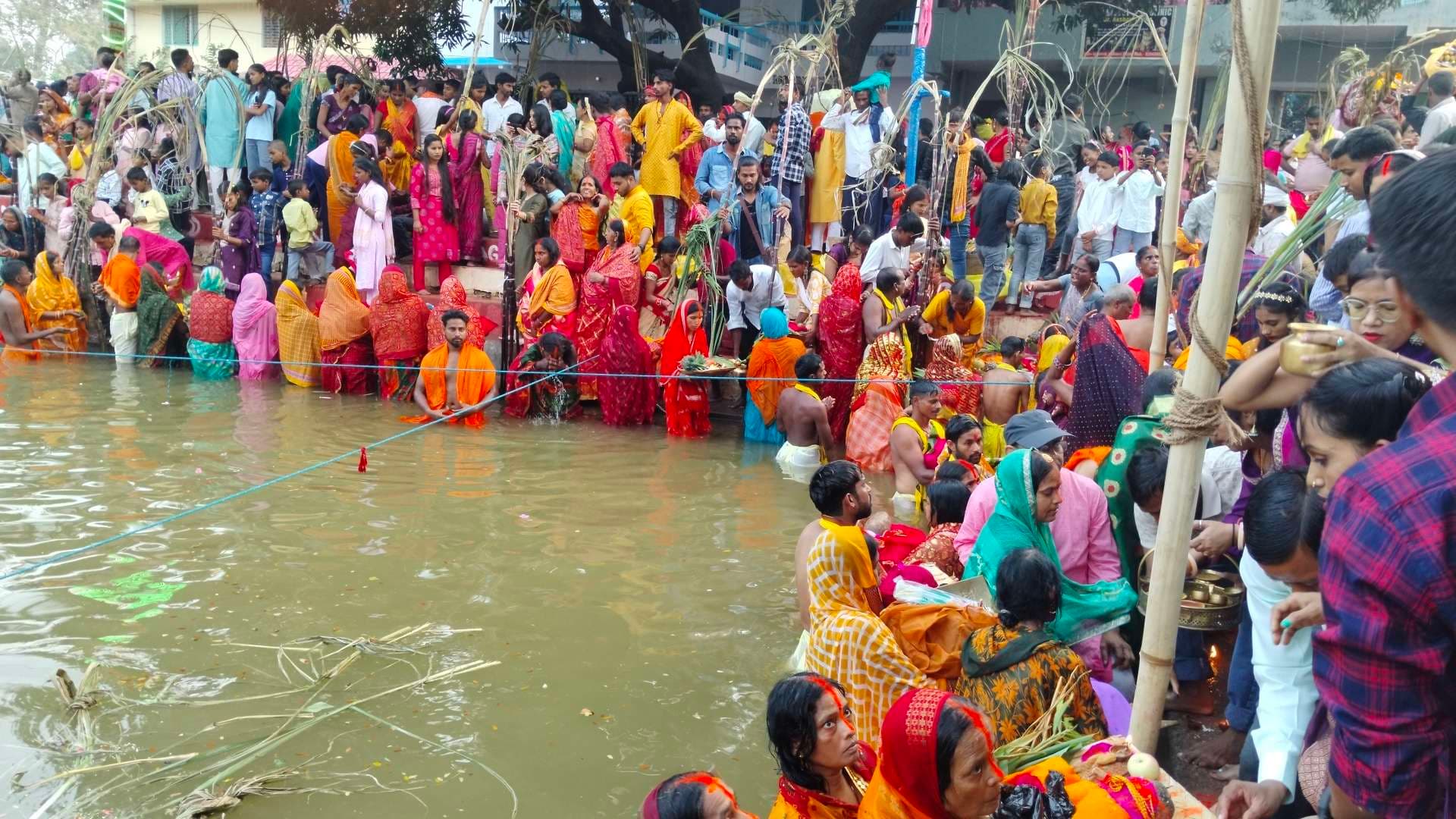 दाउदनगर में छठ घाटों पर दिखा आस्था का सैलाब