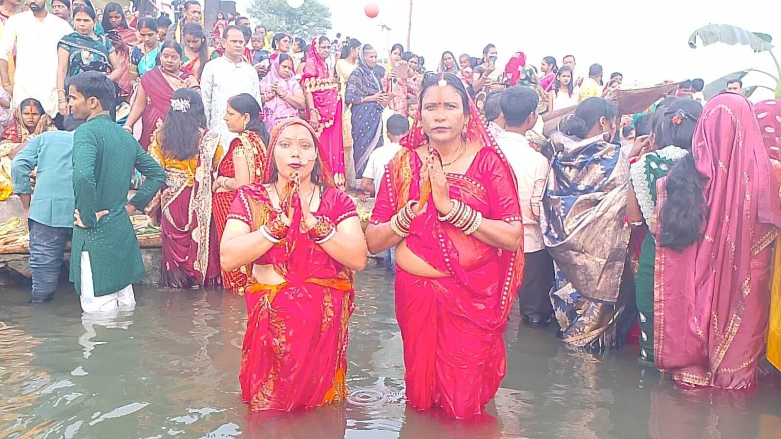 छठव्रतियों व श्रद्धालुओं ने उदीयमान सूर्य को दिया अर्घ्य