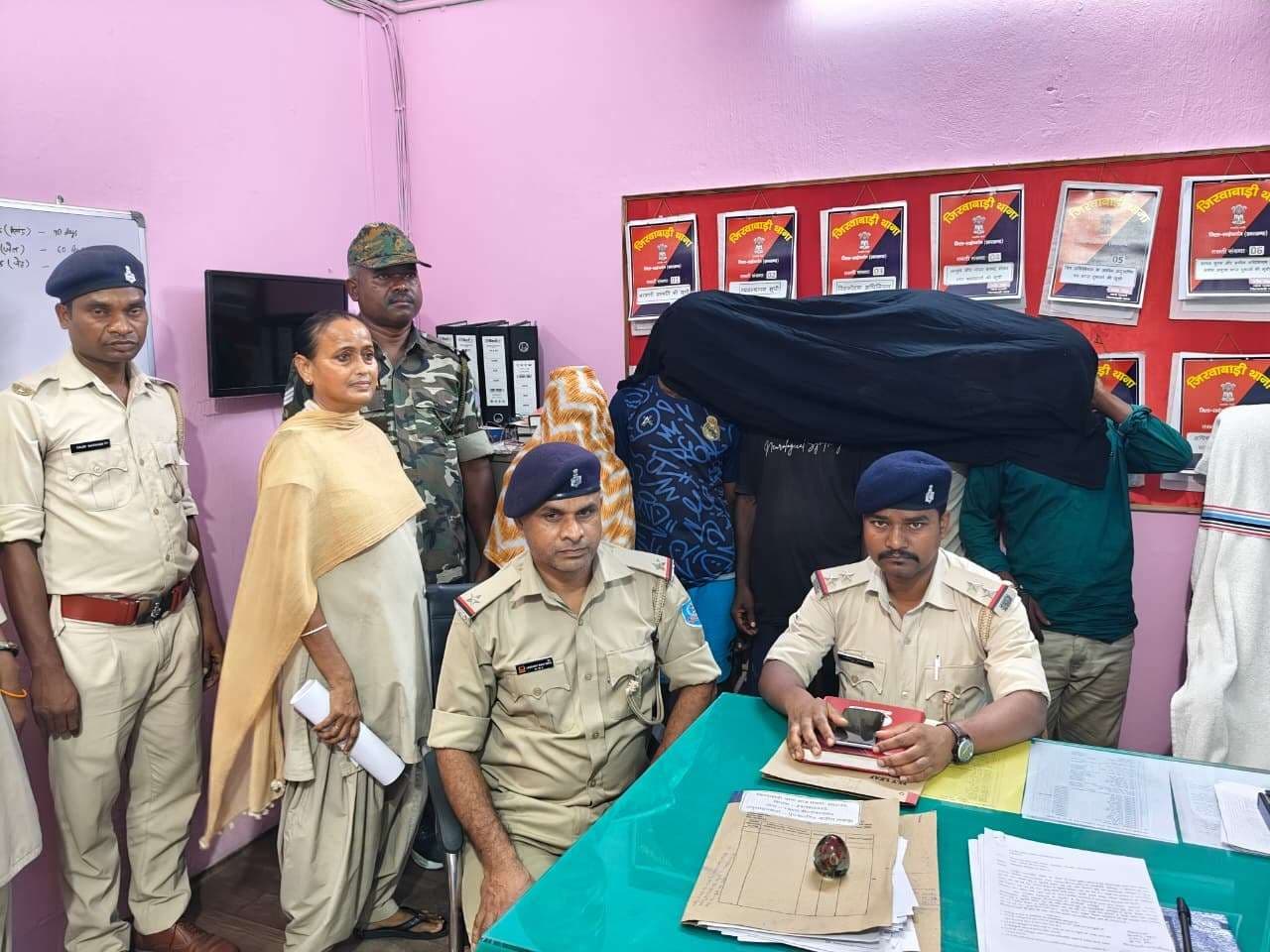 पत्नी से बातें करने की भनक पर जितेंद्र की कर दी हत्या, पांच गिरफ्तारRe-write Textपत्नी से बातें करने की बात सुनकर जितेंद्र की हत्या कर दी गई, घटना में पांच लोग गिरफ्तार।Re-write Textपतनी से बात करने की बात सुनकर जितेंद्र की हत्या कर दी गई<bha>;</bha> इस मामले में पांच लोग गिरफ्तार हुए।