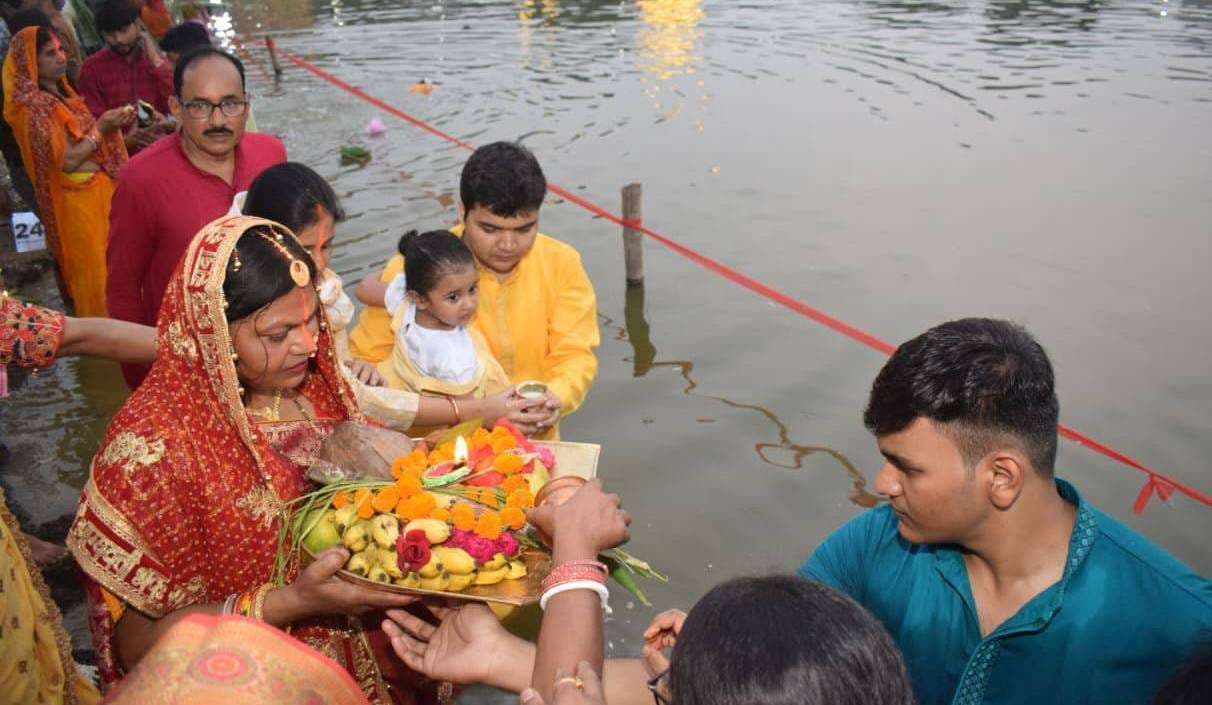 श्रद्धालुओं ने उदीयमान सूर्य को अर्घ्य देकर लिया आशीर्वाद