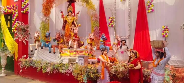 भगवान सूर्य की प्रतिमा स्थापित कर की गयी पूजा