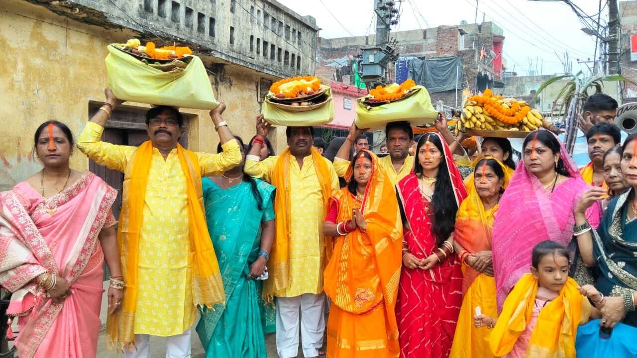 व्रतियों ने उदीयमान सूर्य को दिया अर्घ