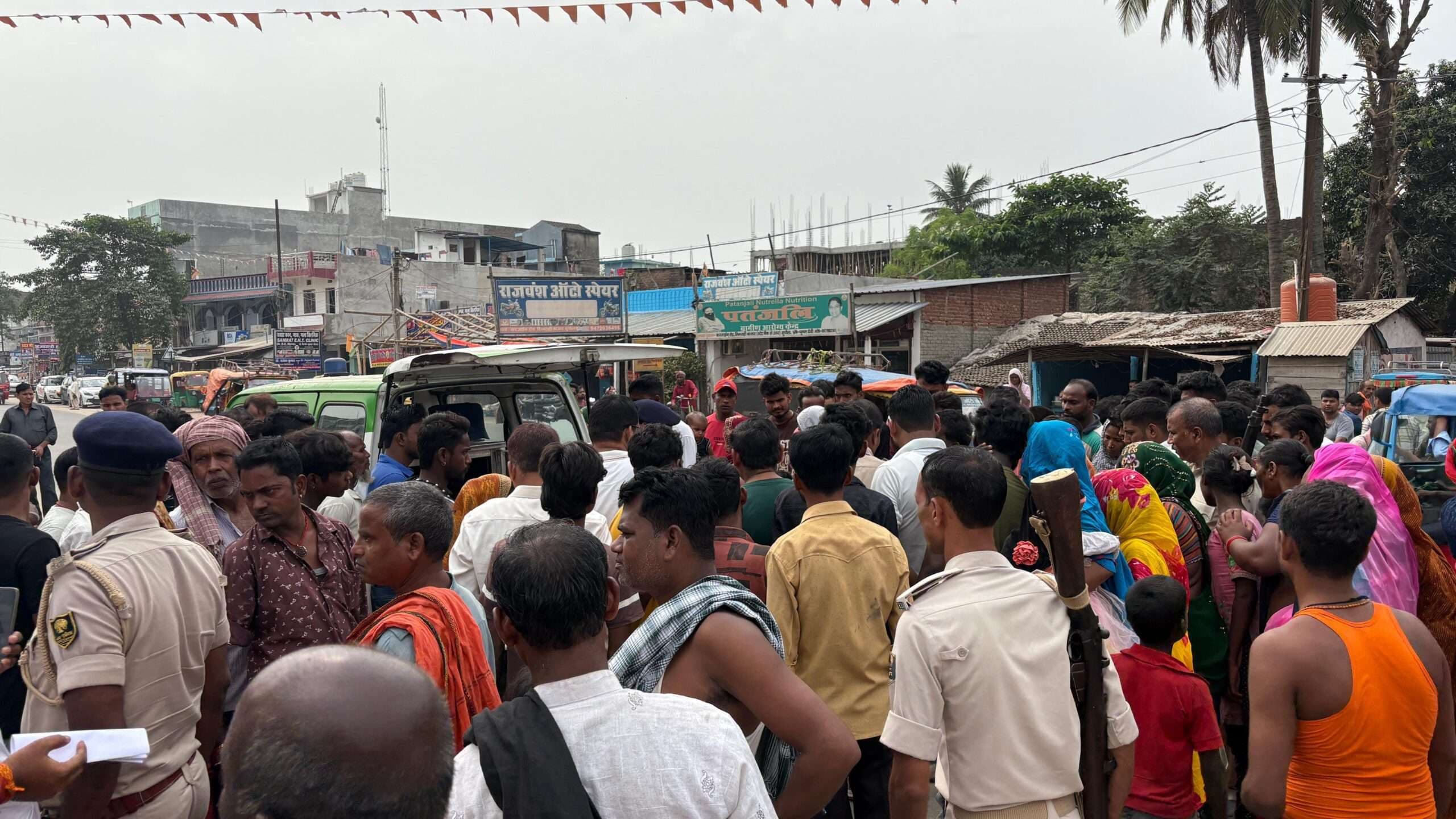 छठ पर्व के दौरान पोखर में डूबने से युवक की मौत, आक्रोशित लोगों ने एनएच 106 किया जाम