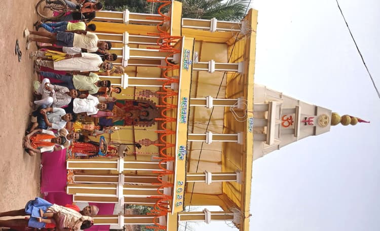 डिंडिर में महाकाल मंदिर के तर्ज पर बने पूजा पंडाल में उमड़ी भीड़