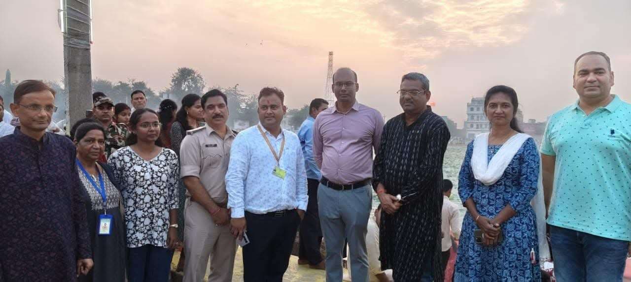 छठ पर्व पर चुनाव प्रेक्षकों ने भी घाटों पहुंच किया आराधना