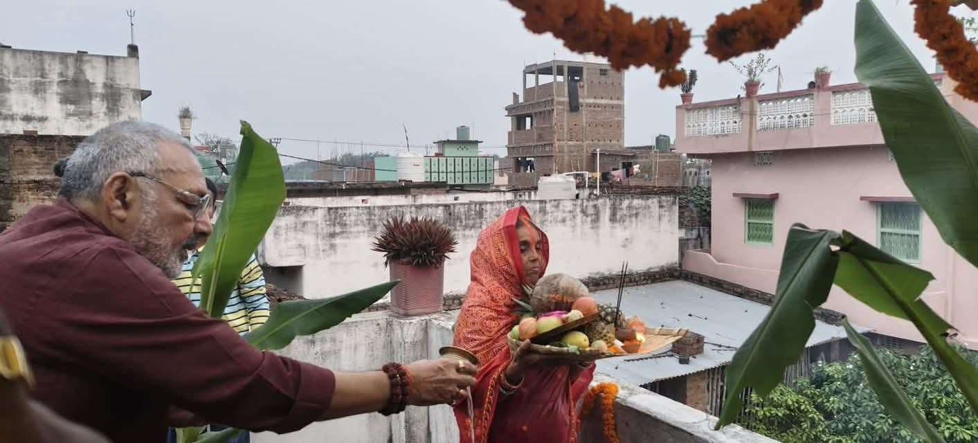 केंद्रीय मंत्री गिरिराज सिंह ने अपने पैतृक गांव बड़हिया में मनाया छठ
