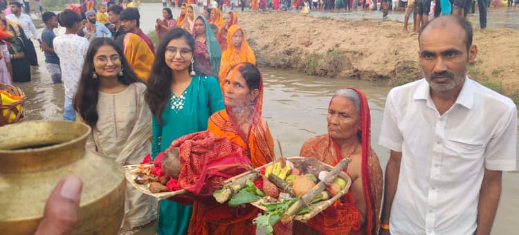 घाटों पर उमड़ा आस्था का जनसैलाब