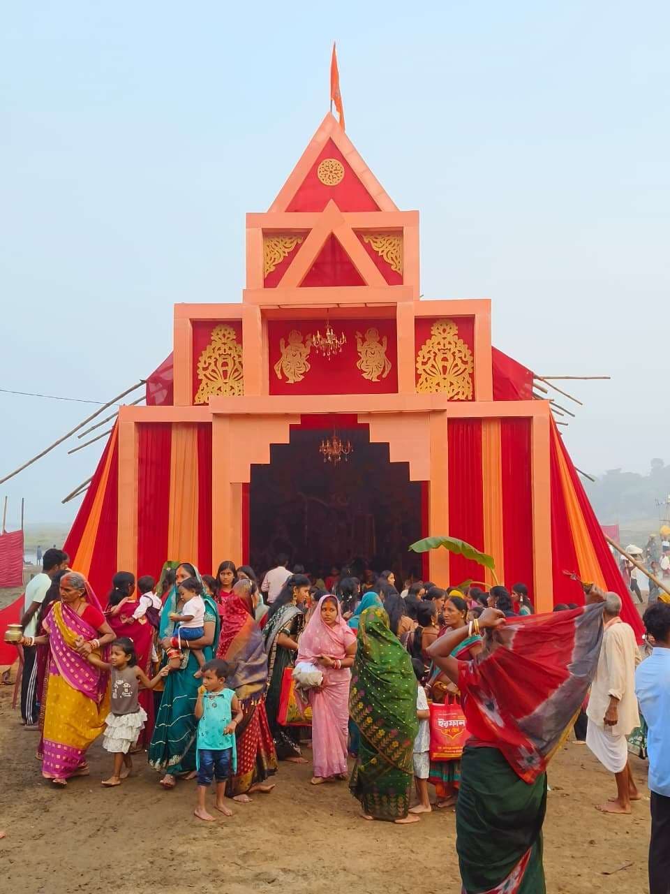 उदीयमान सूर्य को अर्घ्य के साथ ही छठ पर्व का समापन