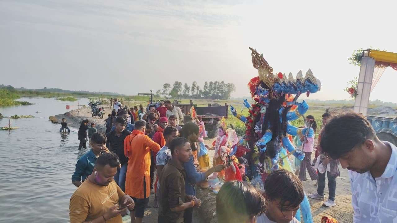 मां काली की प्रतिमा का हहिया धार में किया विसर्जन
