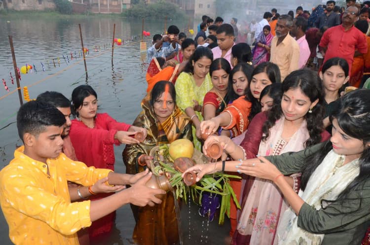 Deoghar News : सूर्योपासना के महापर्व का समापन, उदीयमान सूर्य को अर्घ्य देने उमड़े लोग