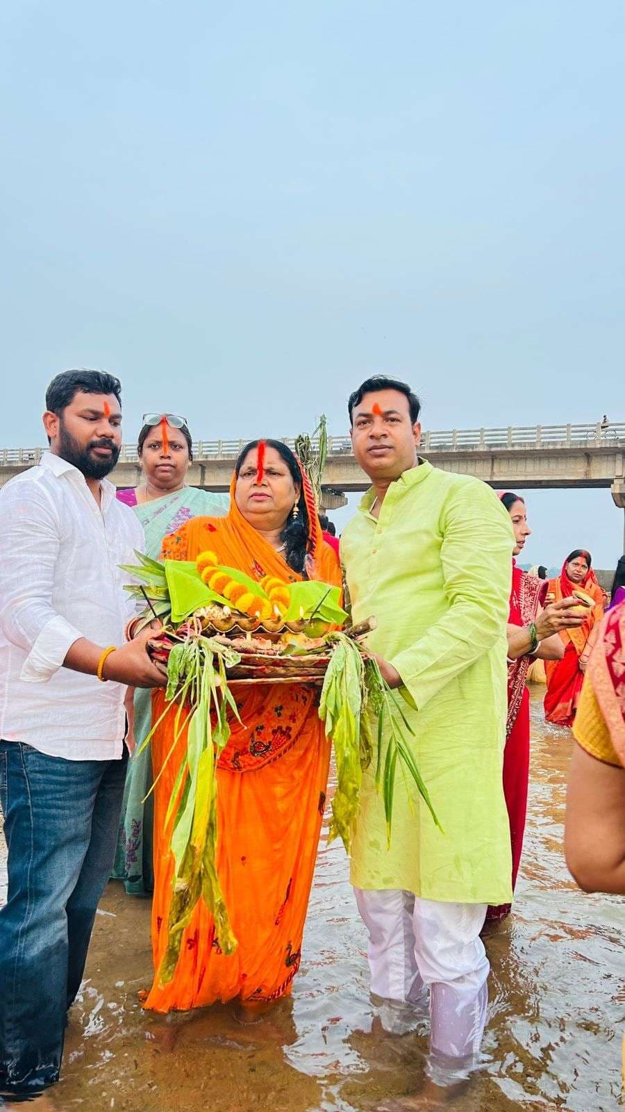 छठव्रतियों ने भगवान भास्कर को दिया अर्घ्य