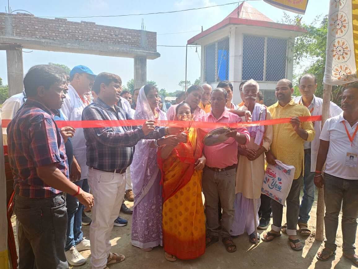 सत्संग आश्रम झालीघाट में चिकित्सा शिविर में लोगों ने करायी जांच