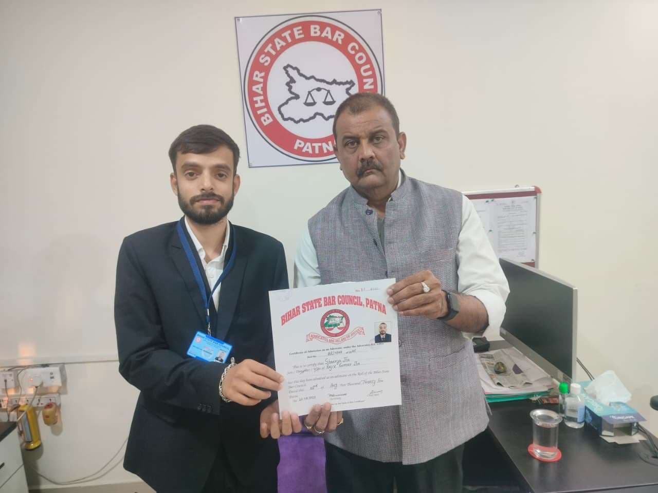 Samastipur News:युवा अधिवक्ता को सचिव ने किया सम्मानित