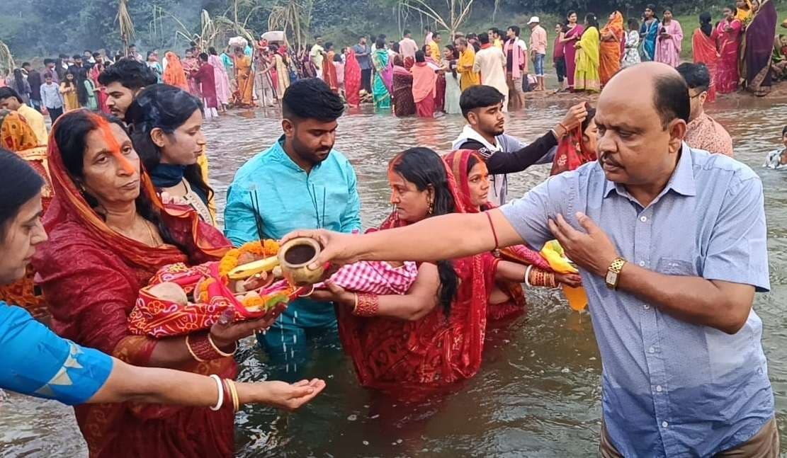 पिपरवार कोयलांचल में उदीयमान सूर्य को दिया अर्घ