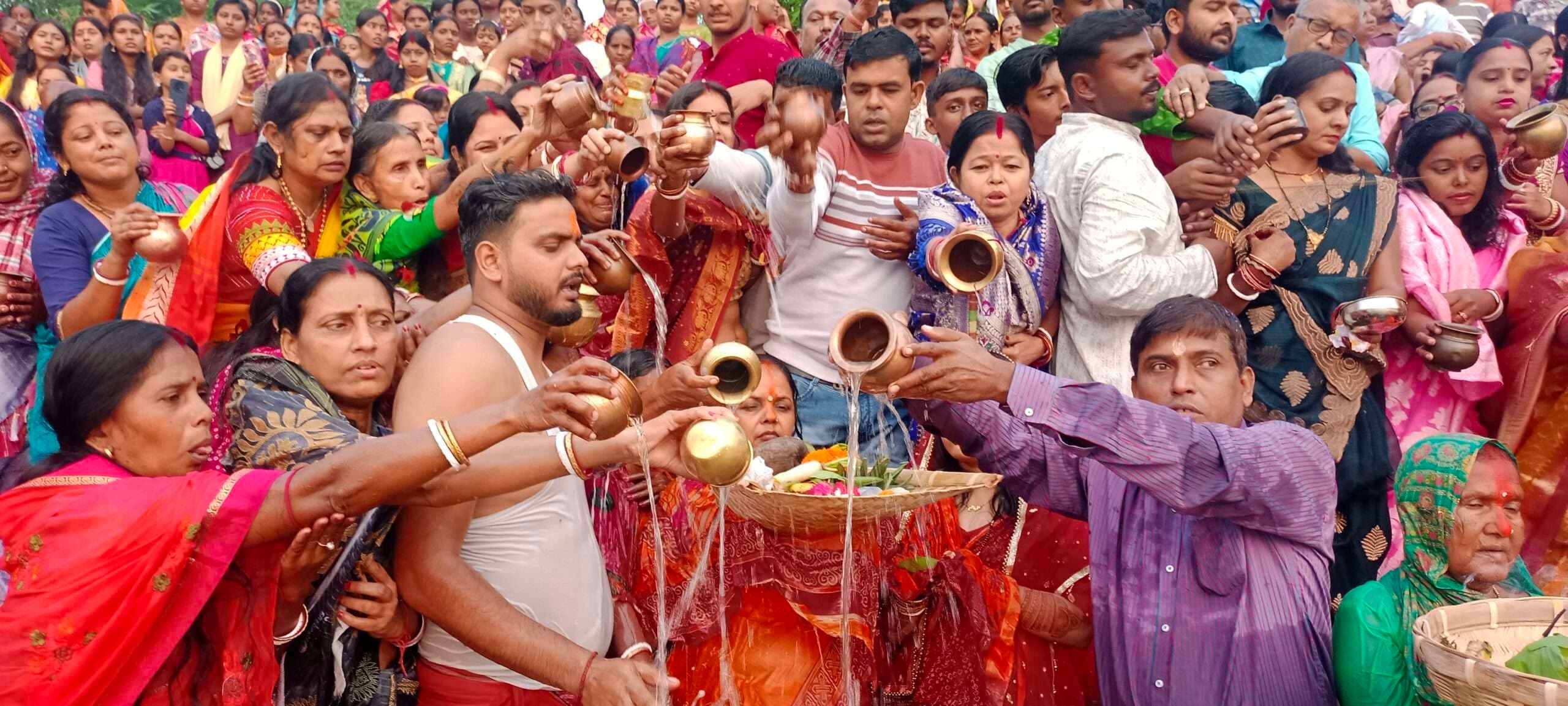 कुंडहित में छठ घाटों पर उमड़ा आस्था का सैलाब