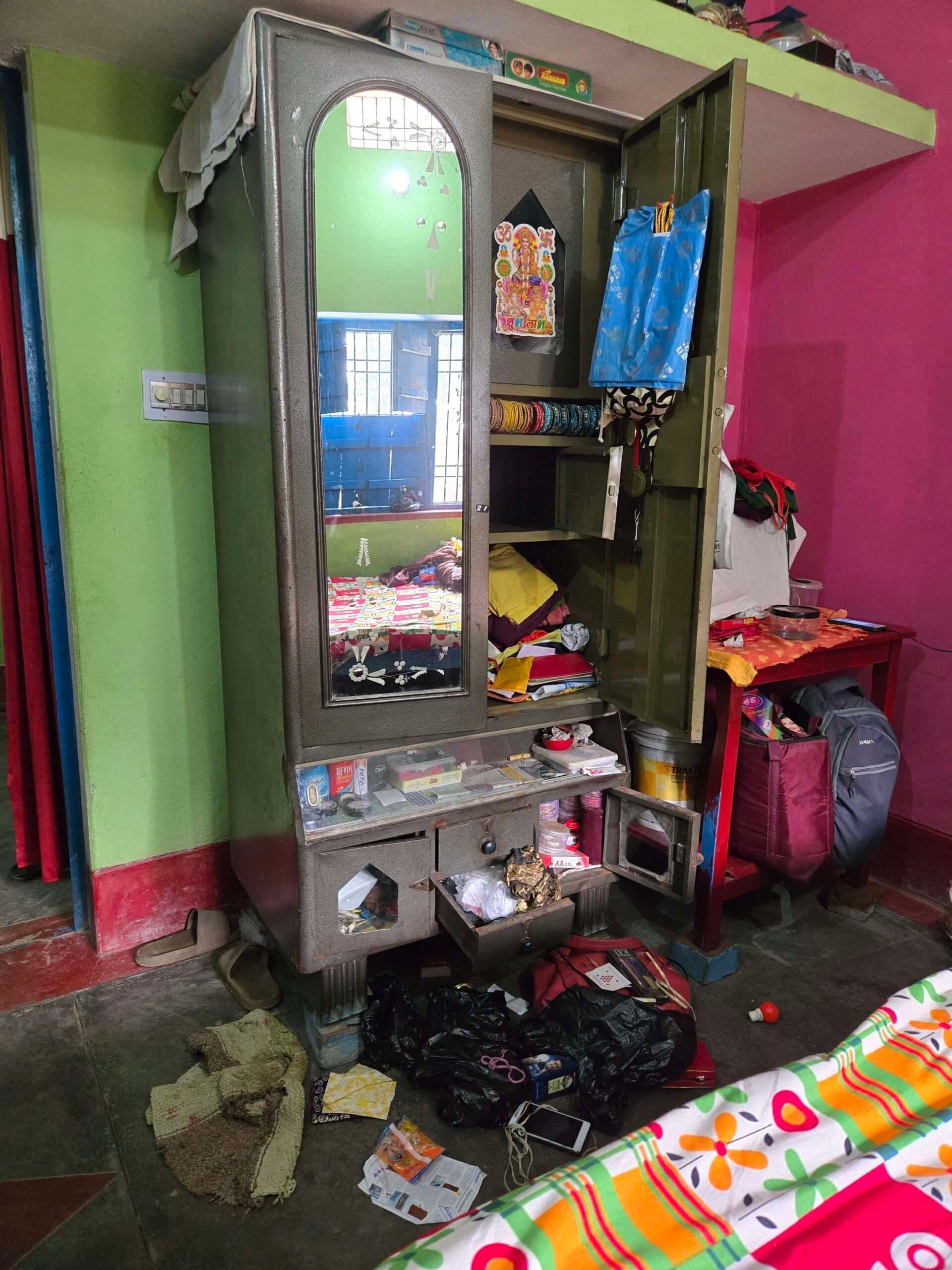 अर्घ देने घाट पर गया था परिवार, उचक्कों ने दो घरों में कर ली चोरी