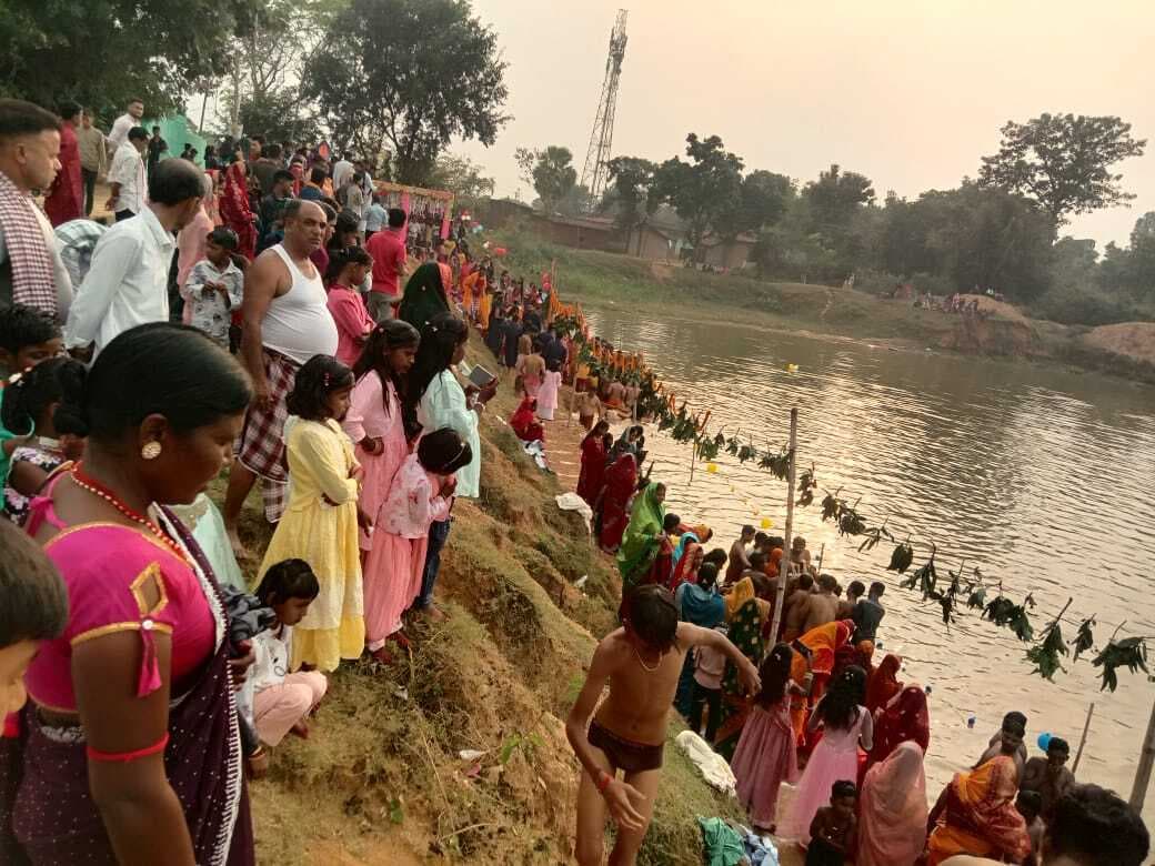 मारगोमुंडा : विधि-विधान के साथ मनाया गया छठ पर्व