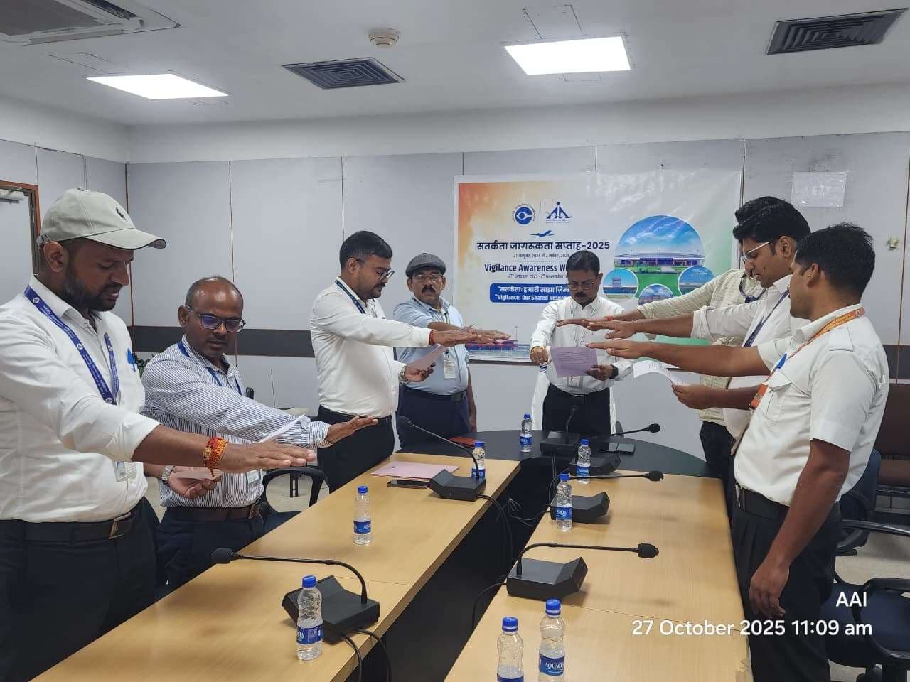 एयरपोर्ट के कर्मचारियों ने ली सत्यनिष्ठा की शपथ